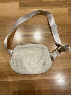 Lululemon Cream Sherpa Crossbody everywhere Belt Bag